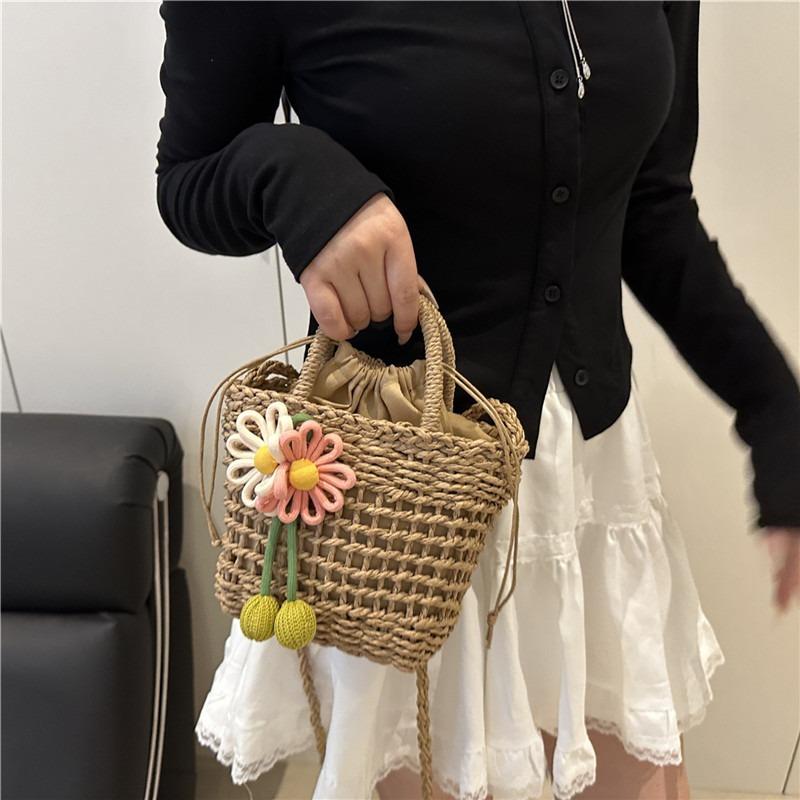 New beautiful hollow straw weaving high-end temperament casual portable shoulder messenger bag bucket bag woman