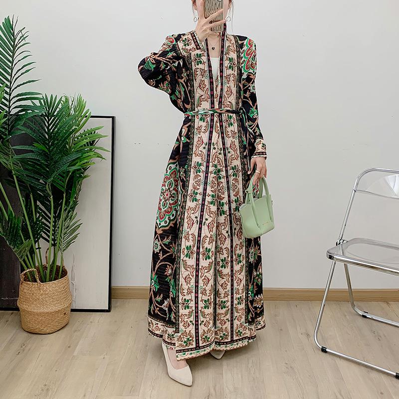 Muslim Middle Eastern Women's Pleated Long Robe Evening Dress with Lace-Up Detail