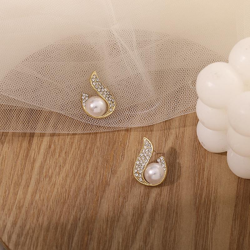 New Fashion Crystal Women's Unusual Earrings Gold Color Flame Pearl Stud Earrings Korean Style Ear Jewelry boucle d'oreilles
