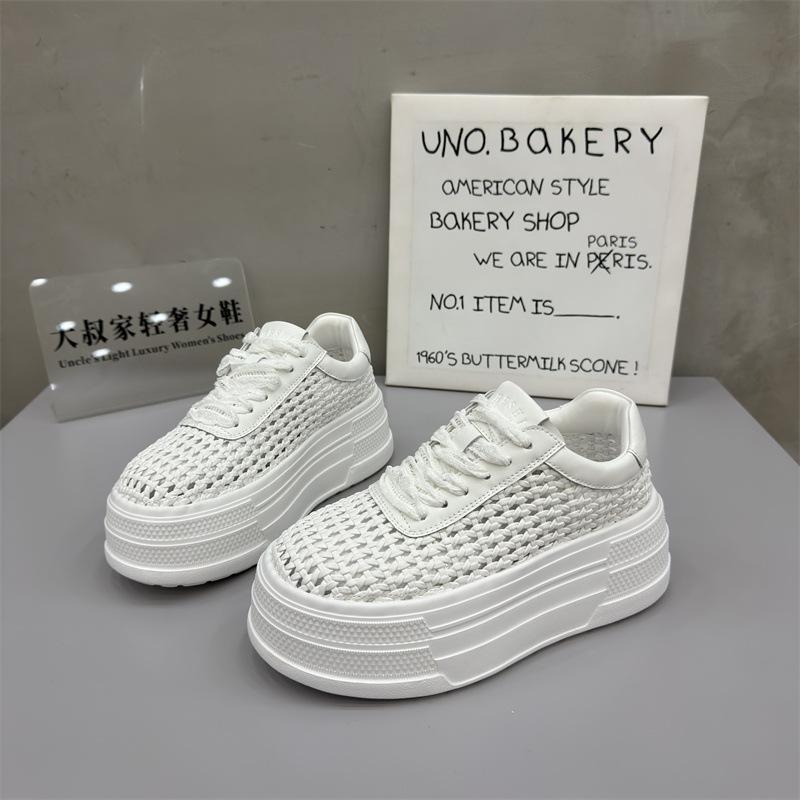 

Сетчатые полые туфли на толстой подошве с внутренней платформой для увеличения роста, женские, лето 2025, дышащие туфли-маффины для спорта и отдыха, популярные белые туфли 39