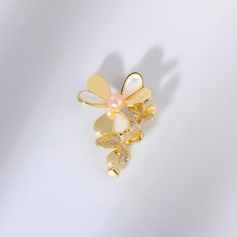Bo Xin Yun Four-Leaf Clover Freshwater Pearl Shell Brooch with Zircon