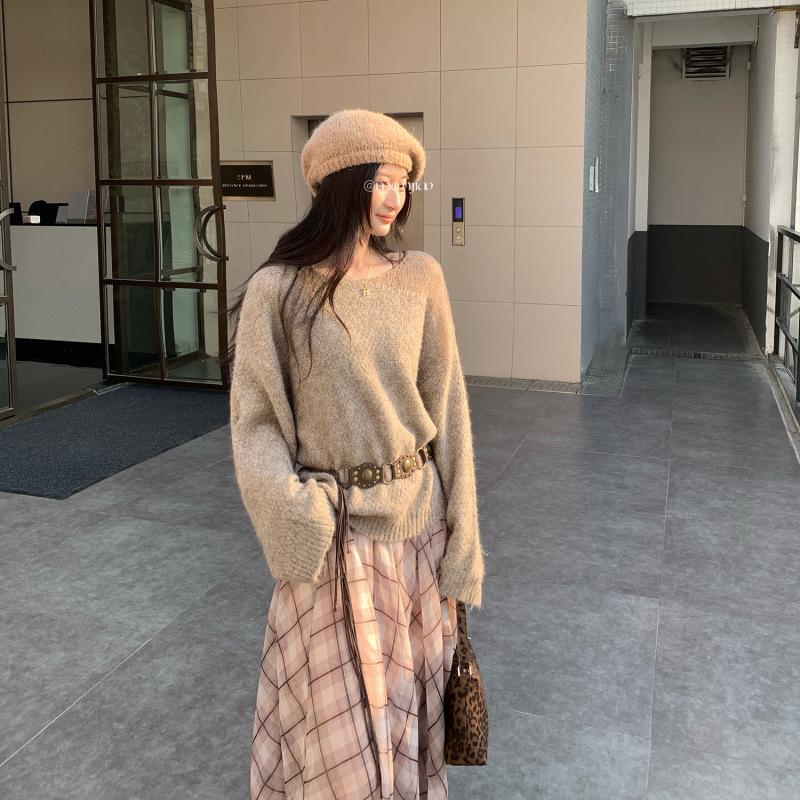 

Women s Gray Hollow Knit Base Layer Top - Autumn/Winter 2025, Light Luxury, High-End Loose Fit, Casual Style. Small