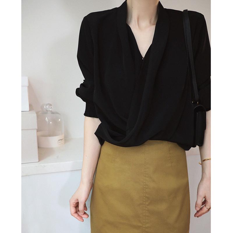 Asymetrické tričko s výstřihem do V s elegantním designem