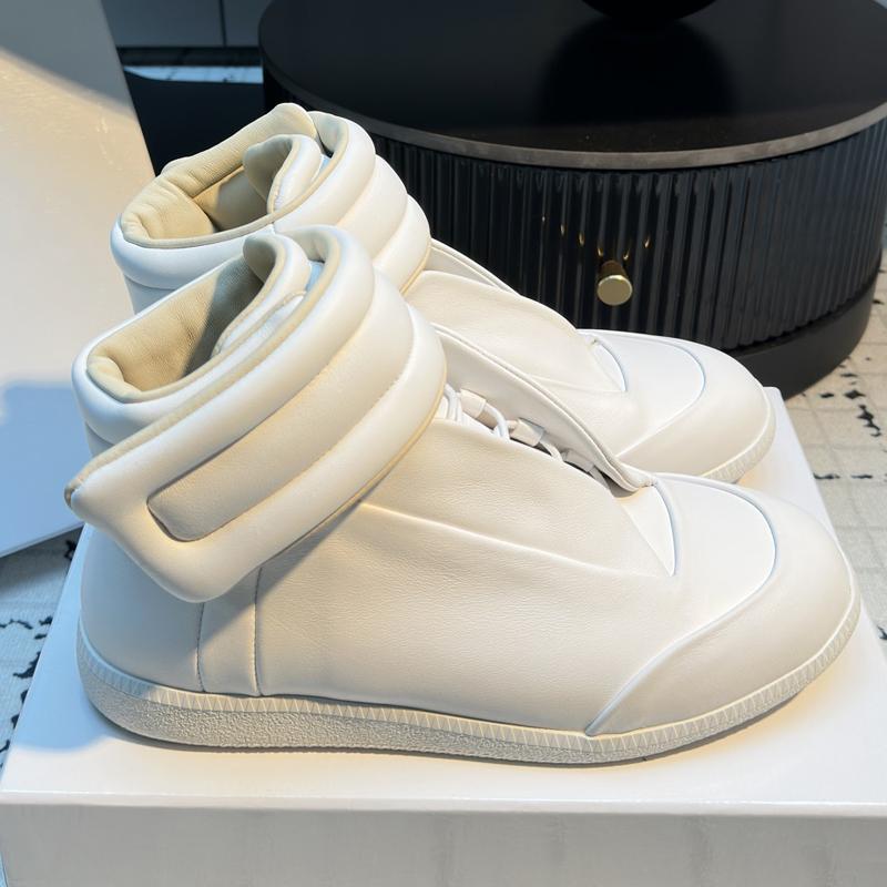 

Розкішний бренд Чоловіче та жіноче повсякденне взуття Червоне Чорне Блискуча шкіра Взуття з високим верхом Круглий носок Товста підошва Високоякісне Парне взуття 40 білий