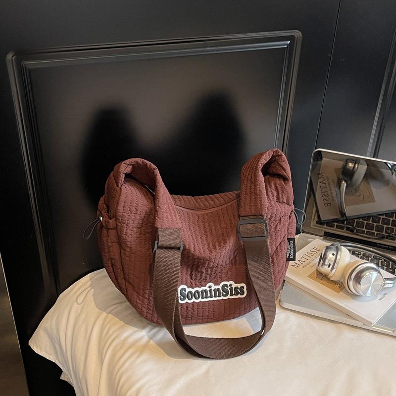 

2025 autumn new shoulder bag large capacity dumpling bag small fresh trend messenger bag femininity underarm bag female темно-коричневого кольору