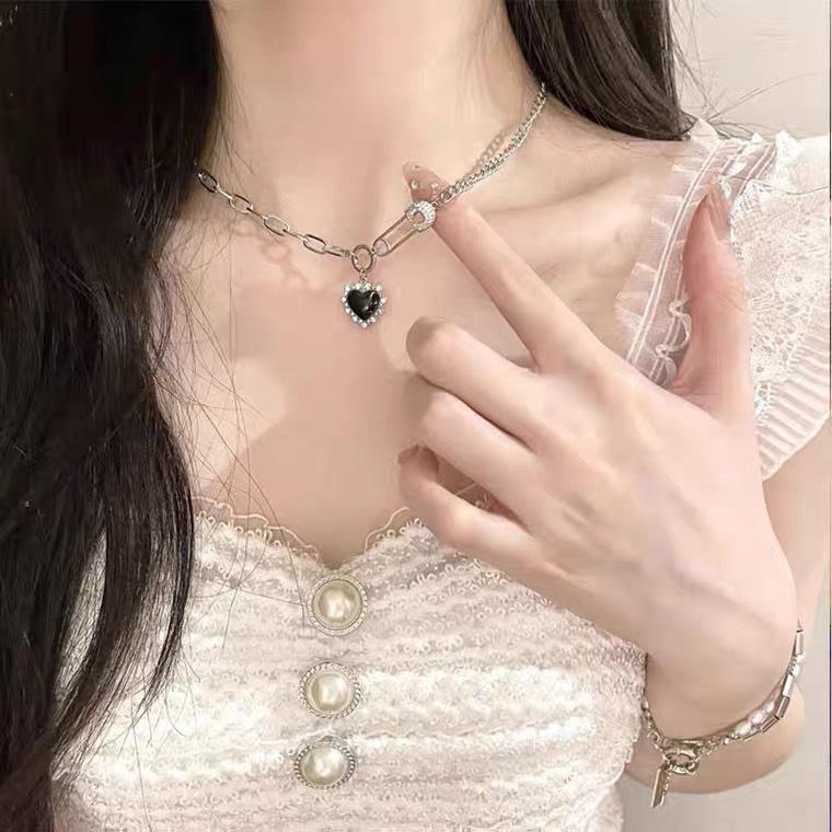 Black Love Necklace Women's Pin Personality Fashion Retro Versatile Sweater Chain Clavicle Chain Accessory Design Sense