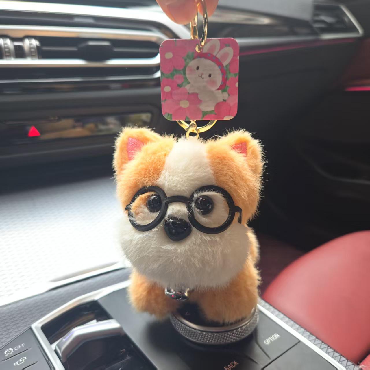 

Очаровательный щенок в очках плюшевый брелок-подвеска