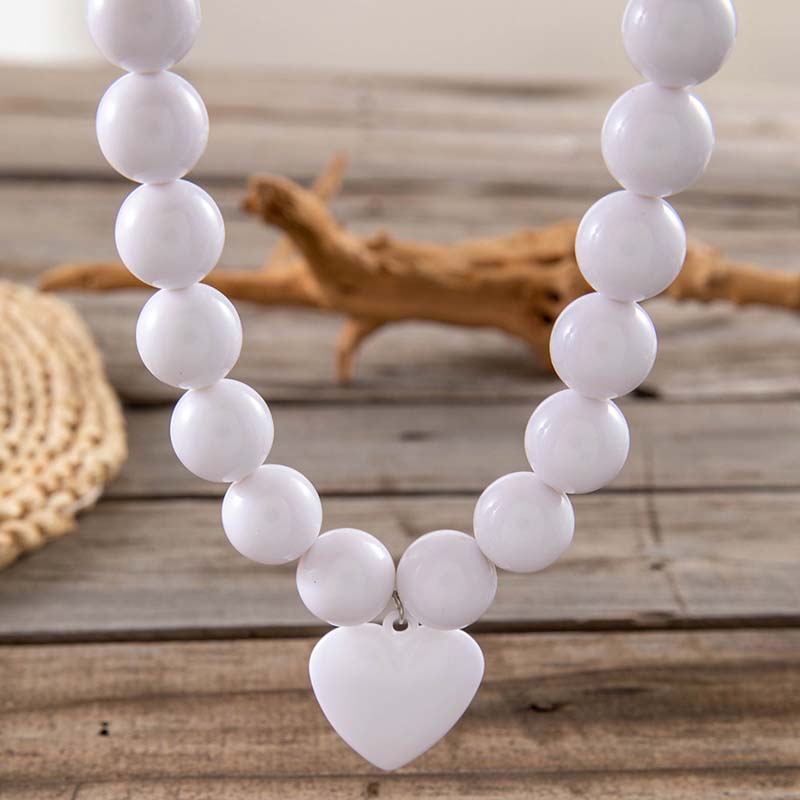 Exaggerated Metal Heart Pendant Necklace for Women Fashion Acrylic Round Beaded Adjustable Chain Necklace Party Jewelry Gift