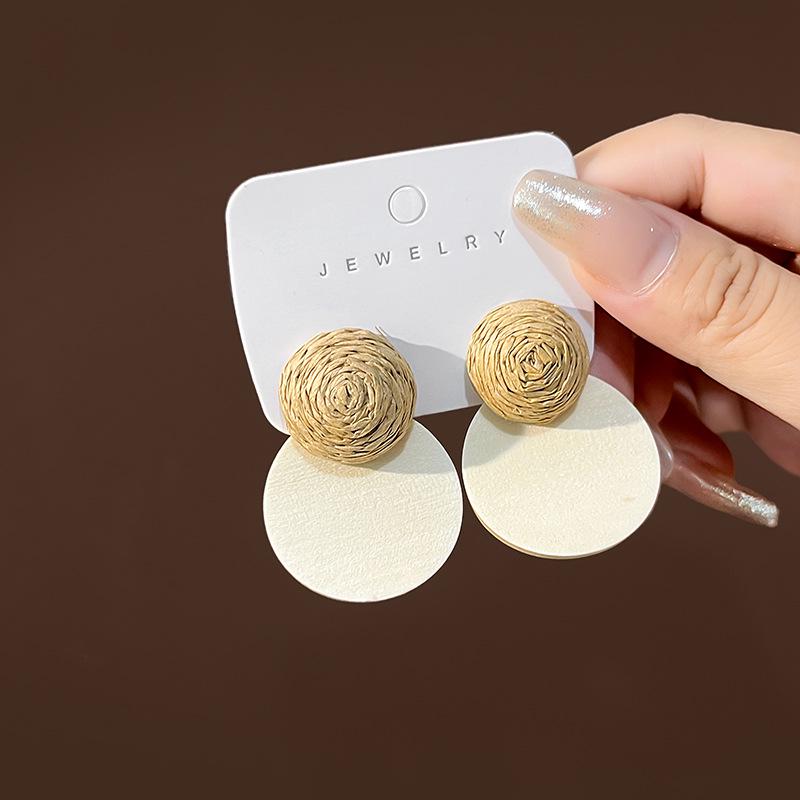 

Артистичные ретро серьги-пусеты в гонконгском стиле из дерева с ажурным плетением из рафии