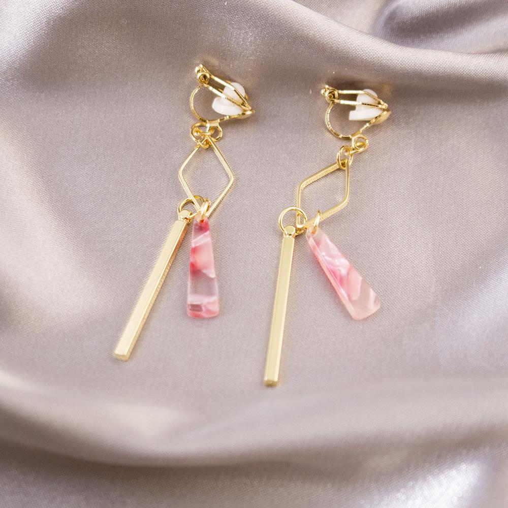 Elegant Clip-On Triangle Earrings for Non-Pierced Ears - Versatile, Light Luxury for Everyday Wear.