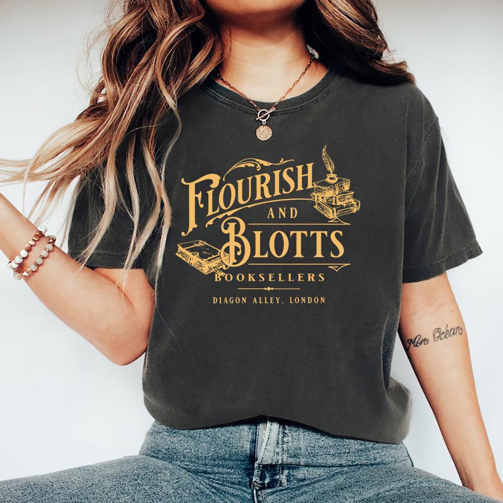 Flourish and Blotts Maglietta Negozio di Libri Magici Magia T-shirt Magiche Scuola di Magia T-shirt Mondo Magico T-shirt Grafiche
