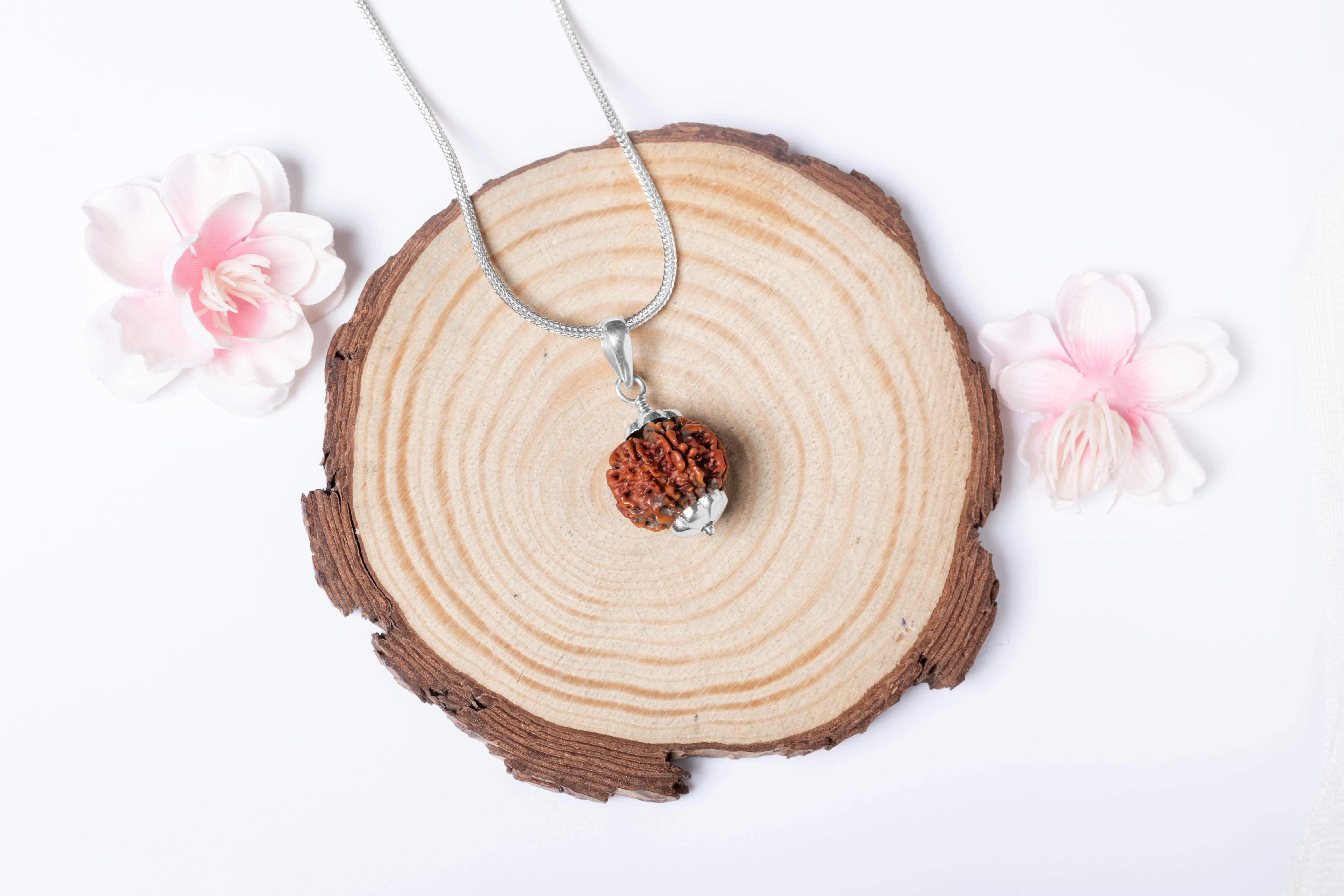 

Натуральний непальський 8-мукхі рудракша срібний кулон 925 проби | Органічна та сертифікована лабораторією духовна намистина для усунення перешкод, успіху та захисту коричневий