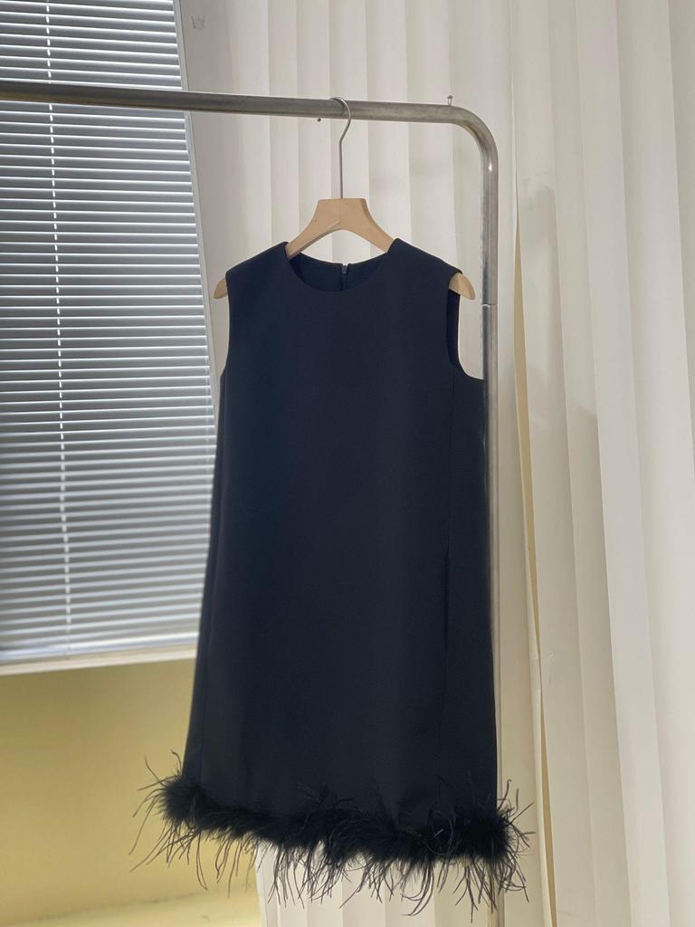 2023 Hepburn-Style Black Sleeveless Dress with Ostrich Feathers for Summer