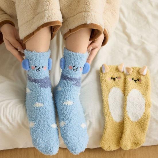 1 pár spacích ponožek kreslený zvířecí design zesílený korálový samet teplé zimní ponožky střední délky protiskluzové vnitřní zimní ponožky