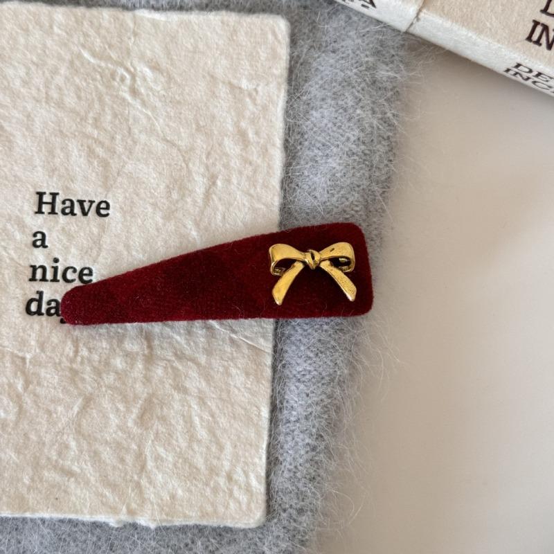 Red Velvet Bow-shaped Golden-label Hairpin As A New Year Hair Accessory for The Side of A Young Girl's Hair