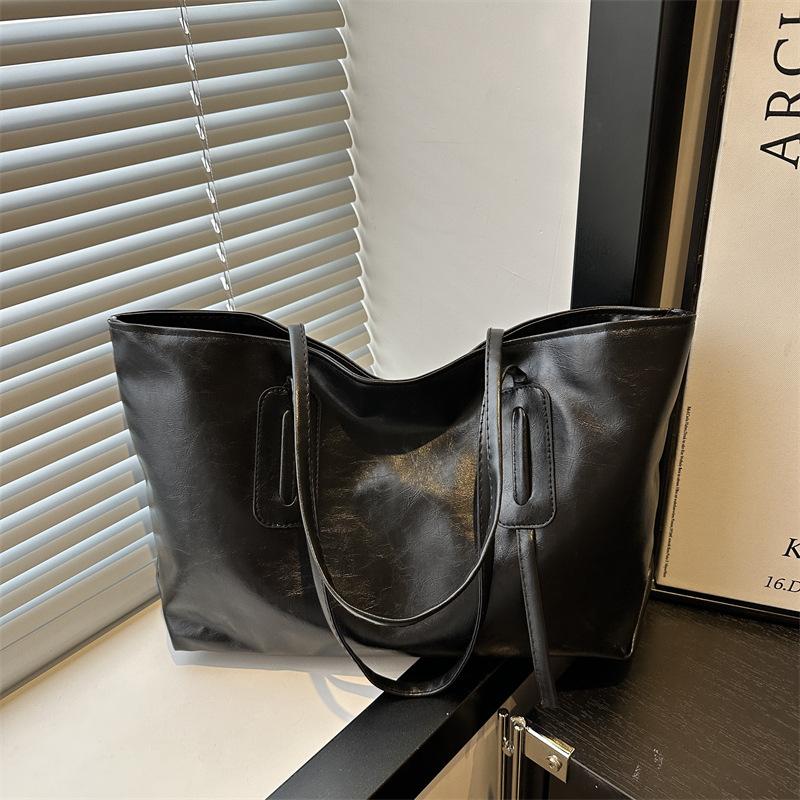 Retro Fashion Large Capacity 2025 Casual Solid Color New Commuter Retro Soft Surface Tote Underarm Shoulder Bag