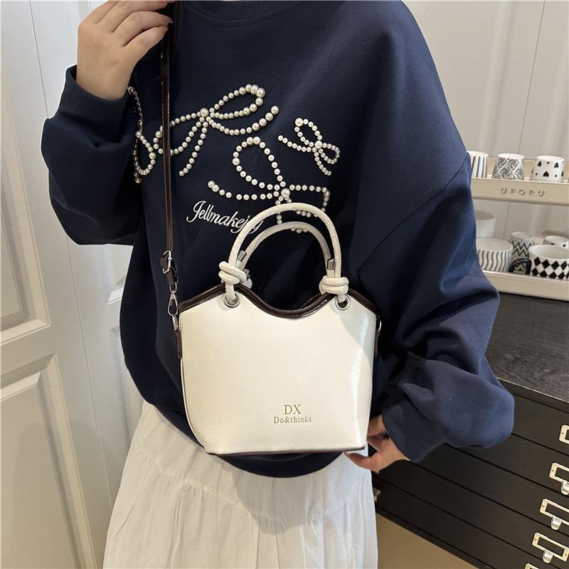 New Simple and Popular Small Bag Women's Spring and Summer Versatile Fashion Messenger Bag Casual Portable Bucket Bag