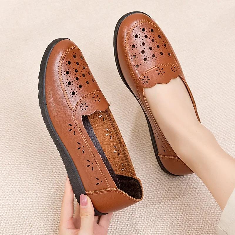 Hollow Soft Sole Mom's Shoes Sandals Summer Comfort Flat Sole Women's Shoes Hole Leather Shoes Middle and Old Age Shoes 2024