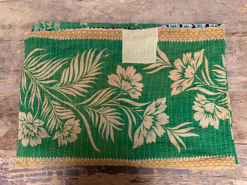 Vintage Kantha Quilt: Handgenähte florale Baumwoll-Überwurfdecke