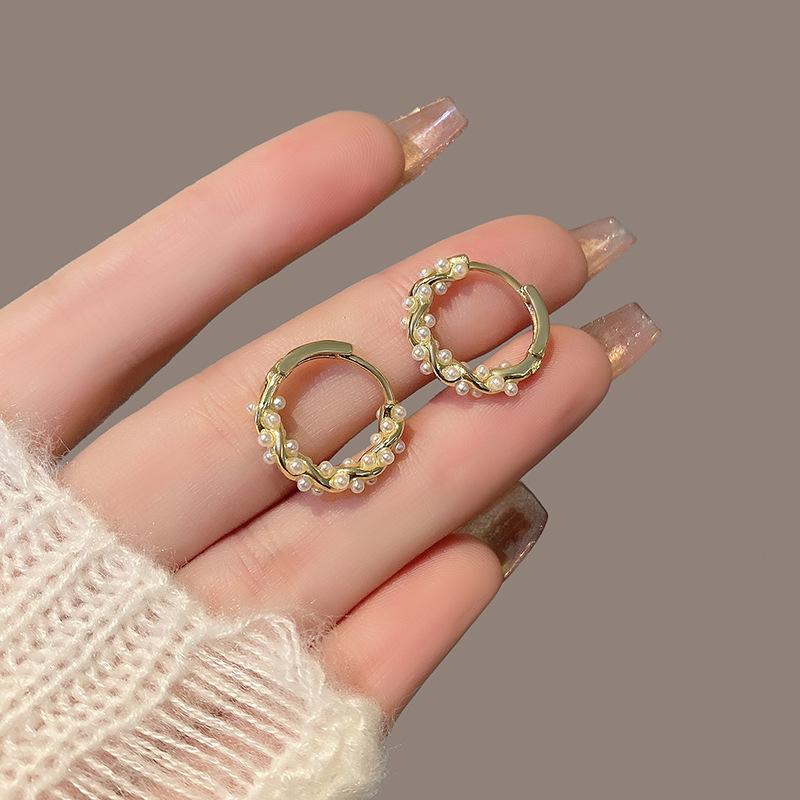 Boucles d'oreilles tendance haut de gamme en argent, cristal et perle 2023: Déclaration Exquise, Luxe Léger pour Femmes