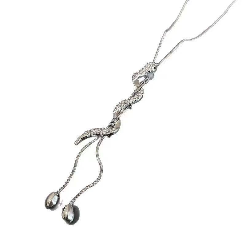 Snake long sweater chain autumn and winter new design sense niche necklace women s high sense light luxury sweater fashion accessories