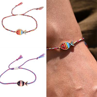 Elegantes verstellbares geflochtenes Kordelarmband mit metallischem Fischanhänger und glattem Ölfinish für den täglichen Gebrauch