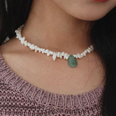 Moins c'est plus collier ras du cou en chips blancs