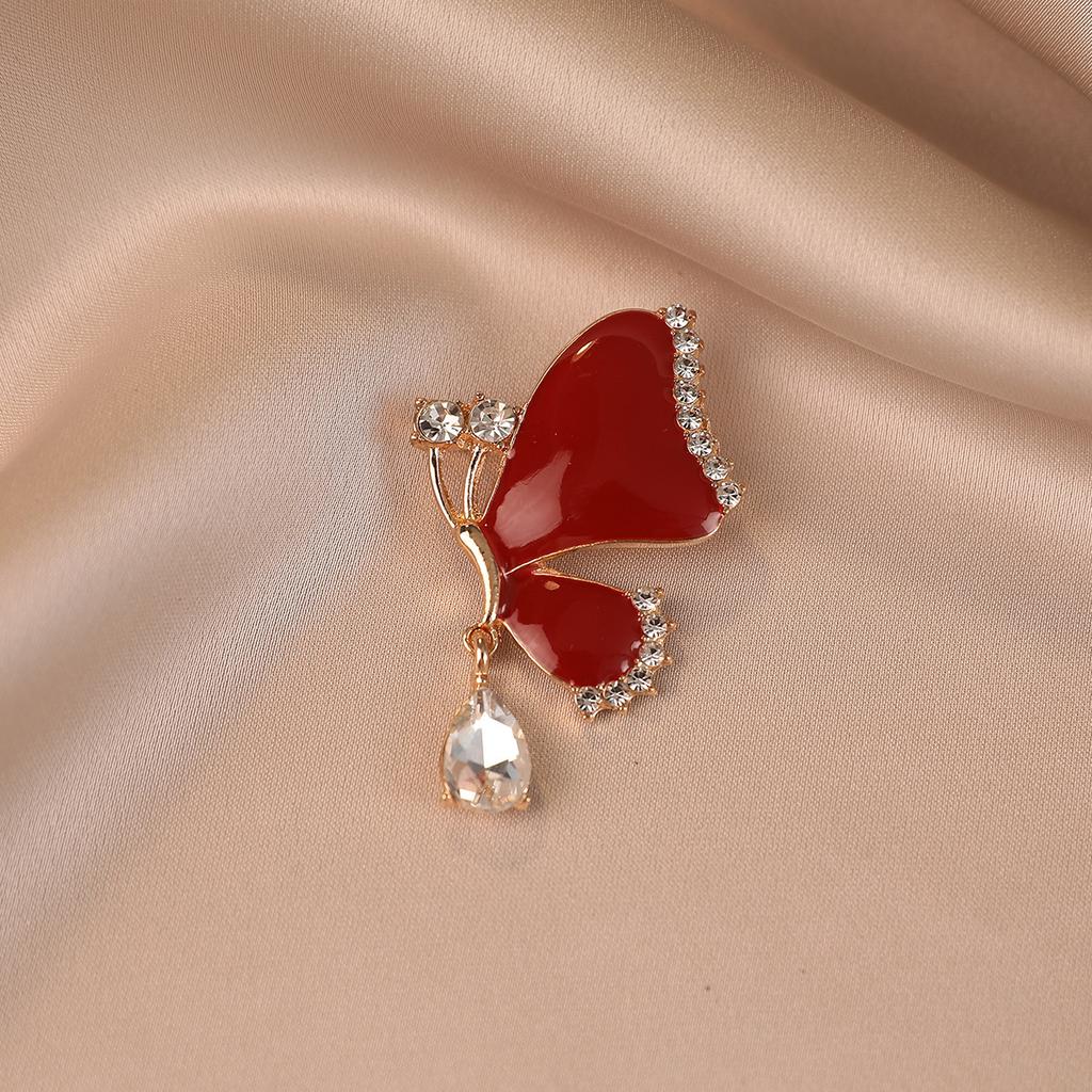 Modische rote Schmetterlingslegierungsbrosche mit einem hochwertigen Gefühl Ein Nischen-Anti-Expositions-Pin Ein vielseitiges Accessoire zum Fixieren von Kleidung