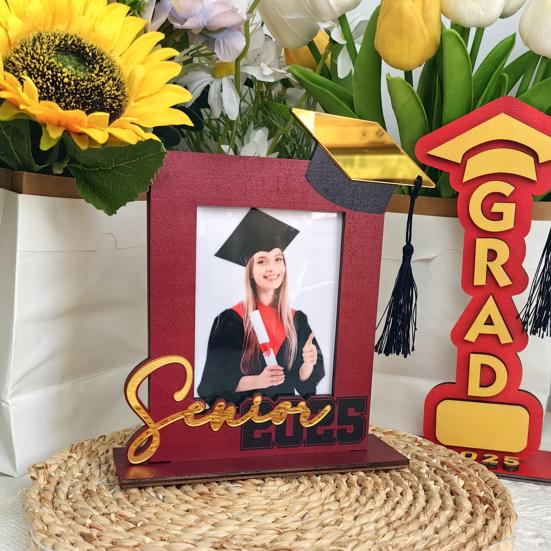 Dřevěný fotorámeček k promoci 2025, fotorámeček na památku s promoční čepicí, dárek pro střední školu a vysokou školu