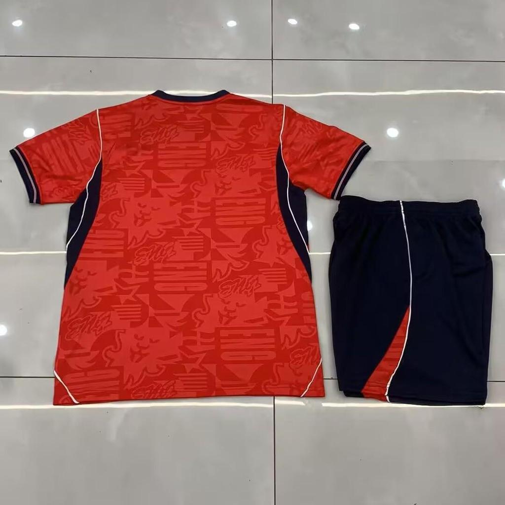 Set Completo Calcio Inghilterra 2627 Rosso Trasferta Asciugatura Rapida - Uomo & Bambino Manica Corta con Stampa Numero