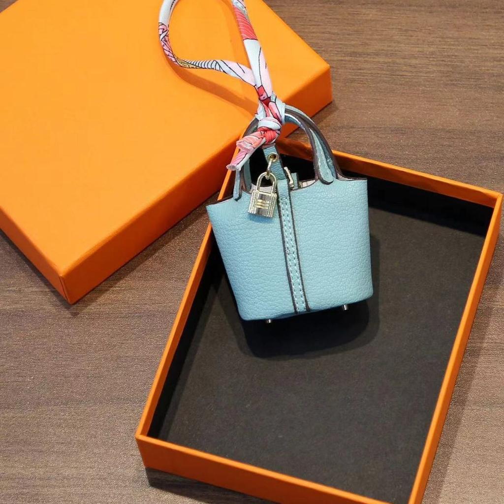 Mini vegetable basket bag pendant high-end leather car keychain earphone bag creative car pendant wholesale