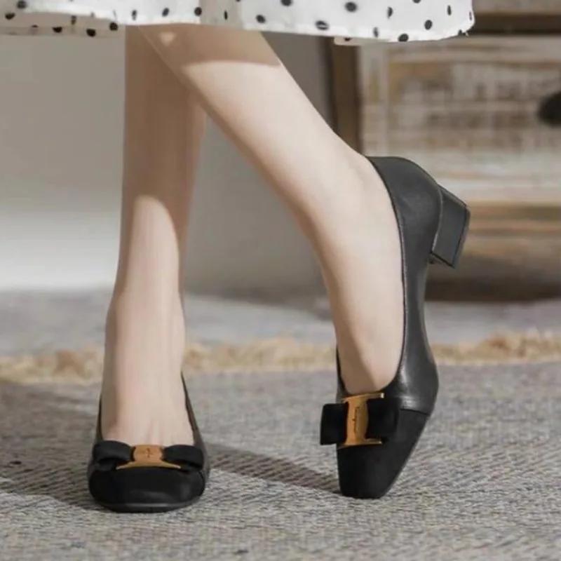 Classiche Décolleté da Donna con Tacco Grosso e Fiocco Decorazione in Metallo Semplici Punta Quadrata Pelle Scarpe Singole Moda Scarpe da Abito Taglia Plus 42