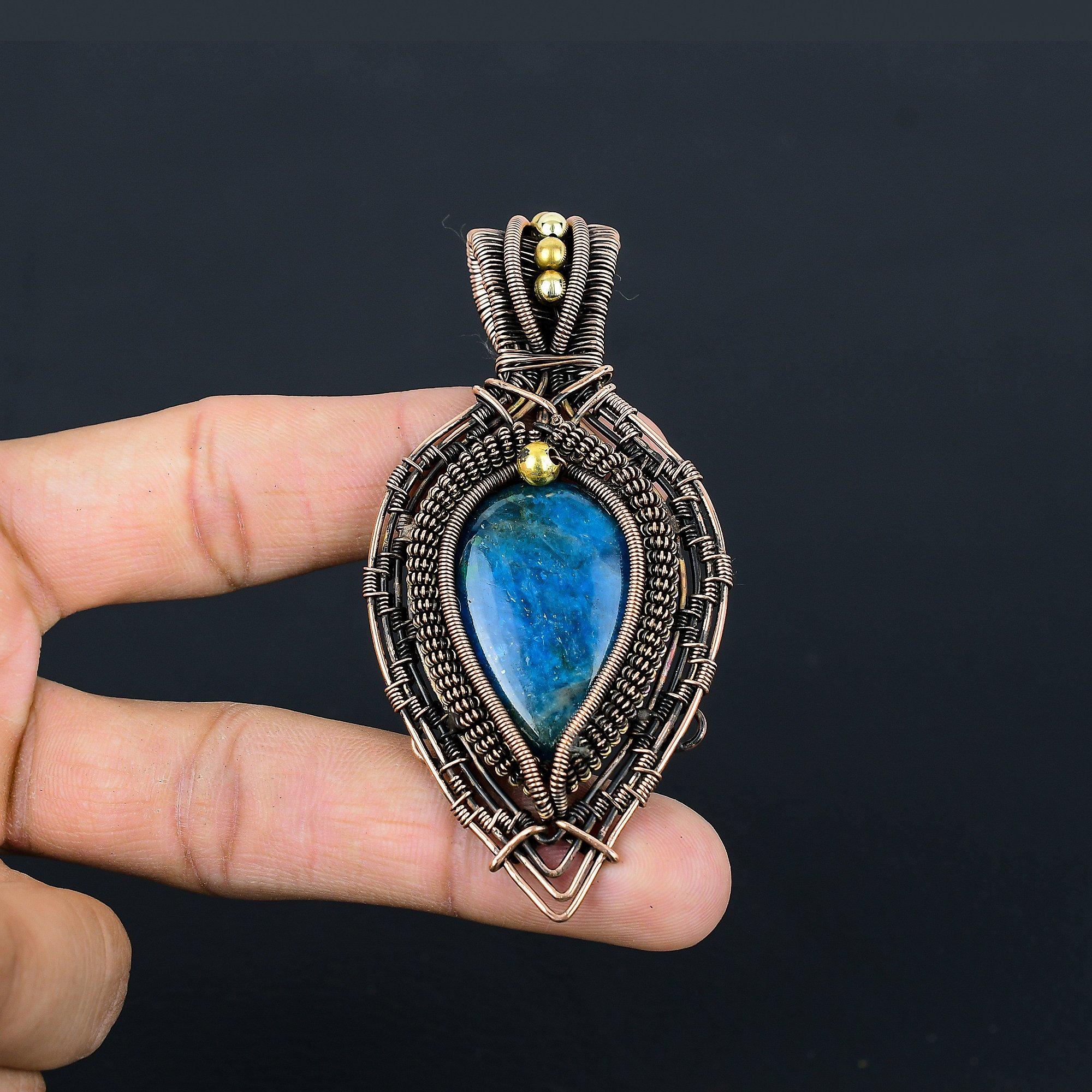 

Подвеска с драгоценным камнем апатит неоново-синего цвета, ювелирное изделие, обернутое медной проволокой 999 пробы, винтажная подвеска ручной работы, подарок для матери 2.55 Inches