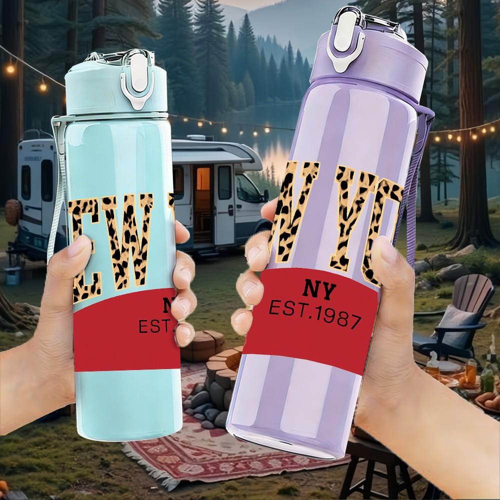 1PC New York Vintage Badge Print 750ml Color Plastic Sports Water Bottle Leakproof Flip Straw Lid Suitable for Sports Office Home Use