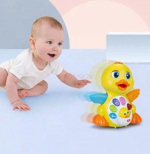 Babyspielzeug bewegt sich mit Geräuschen. 6 Monate alter Junge, Baby-Rhabarberente, wiegt sich und tanzt. 8 Mädchen im Alter von 0-1 bis 2 Jahren