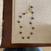 Elegante Collana con Perline di Vetro Dorate Fiore d'Inchiostro: Catena per clavicola versatile e alla moda per la collezione di gioielli di alta gamma da donna