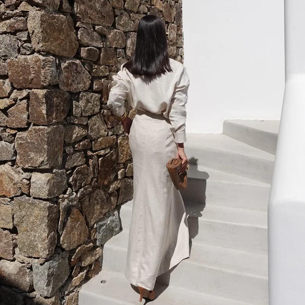 Elegantiškas moteriškas derinys: atlapais užsegamas vienaeilis marškinys ilgomis rankovėmis + liekninantis aukštu liemeniu pusilgis sijonas. Moteriškas dviejų dalių komplektas.