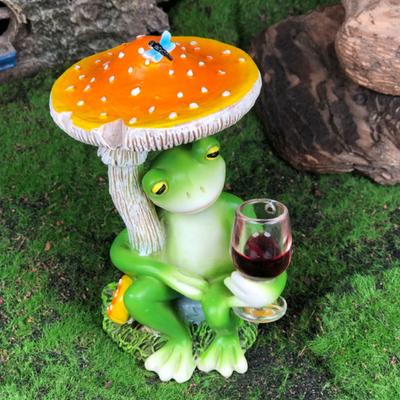 Yousheng Cartoon Pilz sitzender Frosch Statue hält Weinglas trinkender Frosch Figur Harz Tier Skulptur Innen Außen Garten Garn Dekoration