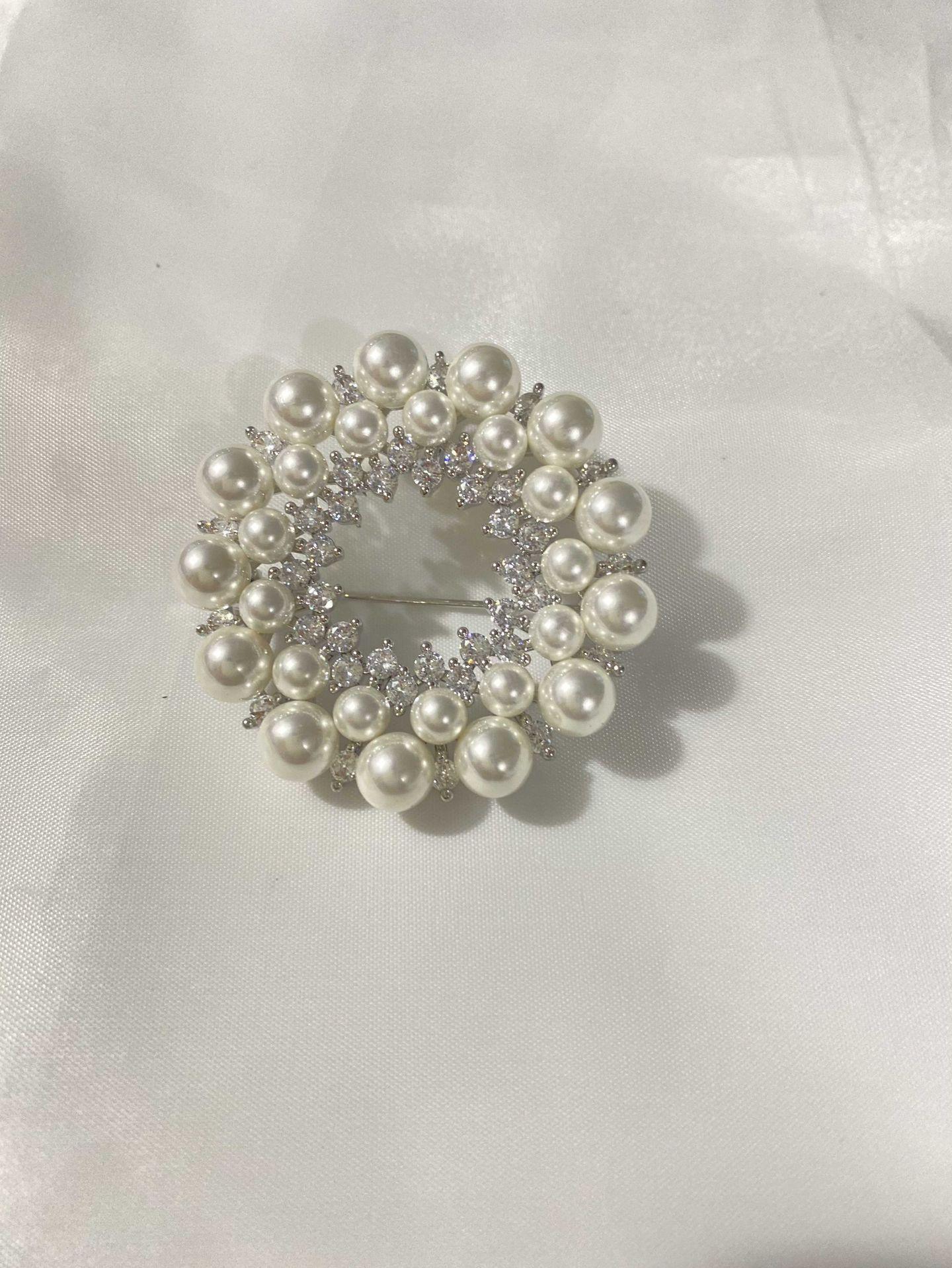 

Геометрическая брошь с жемчугом, женская, изысканная, с цирконием, нишевый дизайн, чувство роскоши, аксессуары, брошь-булавка Tide белый