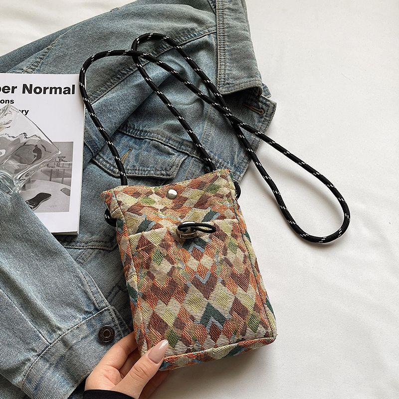 

This Year s Popular Rhombus Bag Women 2025 New Fashion Western Style Messenger Bag Women Ins Niche All-Match Shoulder Bag Khaki without pendant