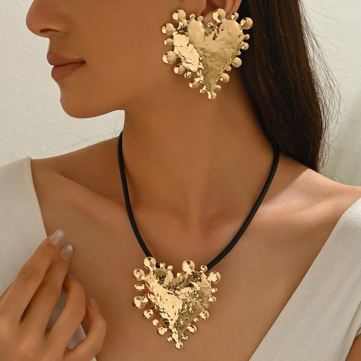 

2025 Hot Sale Ladies Necklace Earrings He Designs Pendant Chains in Geometric Love Rings Versatile