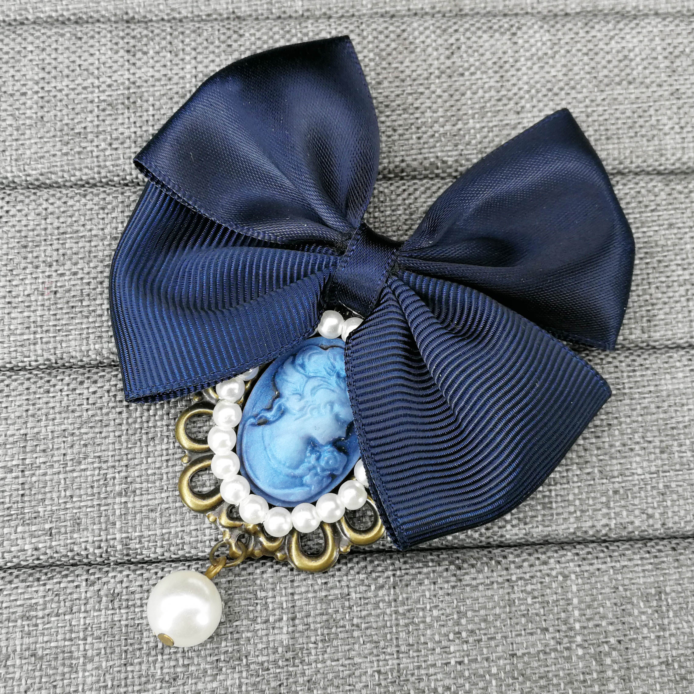 

Vintage Fabric Ribbon Bowknot Brooches for Women Queen Cameo Pearl Brooch Pins Collar Tie Corsage Broche Costume Jewelry Gifts