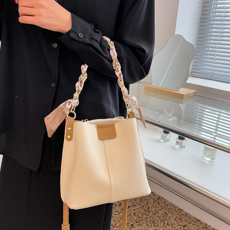 Женская сумка-ведро с шарфом и цепочкой — фото 4