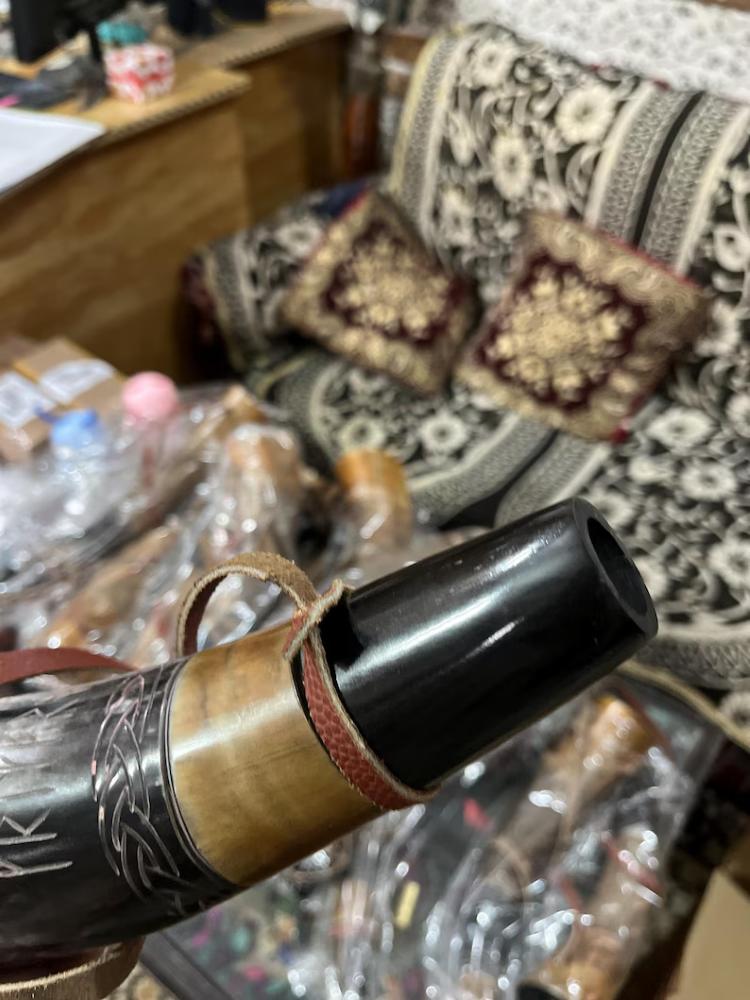 Středověký VIKINGSKÝ VÁLEČNÝ ROH bojová trubka Ručně rytý Foukací roh 16 palců Dárek přírodní Roh Polnice Lovecký nástroj Dárek Dekorace