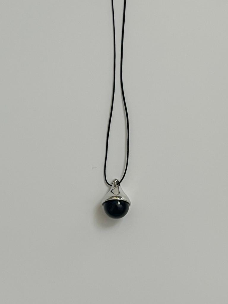 Sosoo Ouartz Drop Point Necklace [Black]