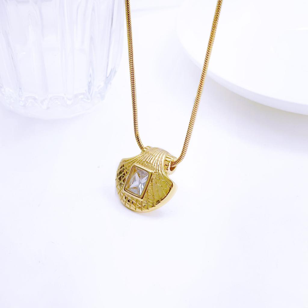 Fashion Design Shell Square Diamond Necklace Female Personality Simple Temperament Titanium Steel Clavicle Chain Versatile And Does Not Fade