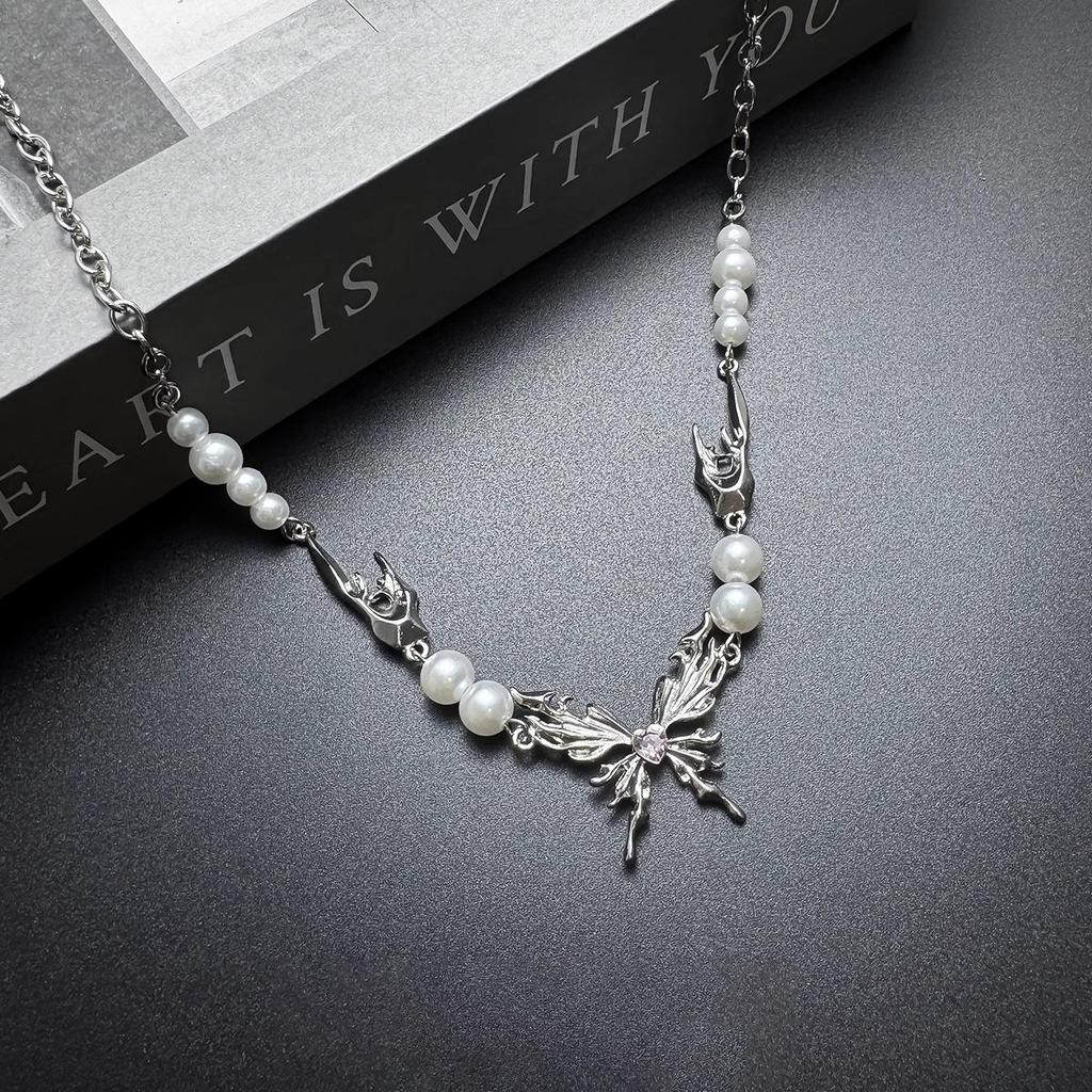 Unisex Hip Hop Butterfly Pearl Necklace - High-End Clavicle Chain with Unique Design