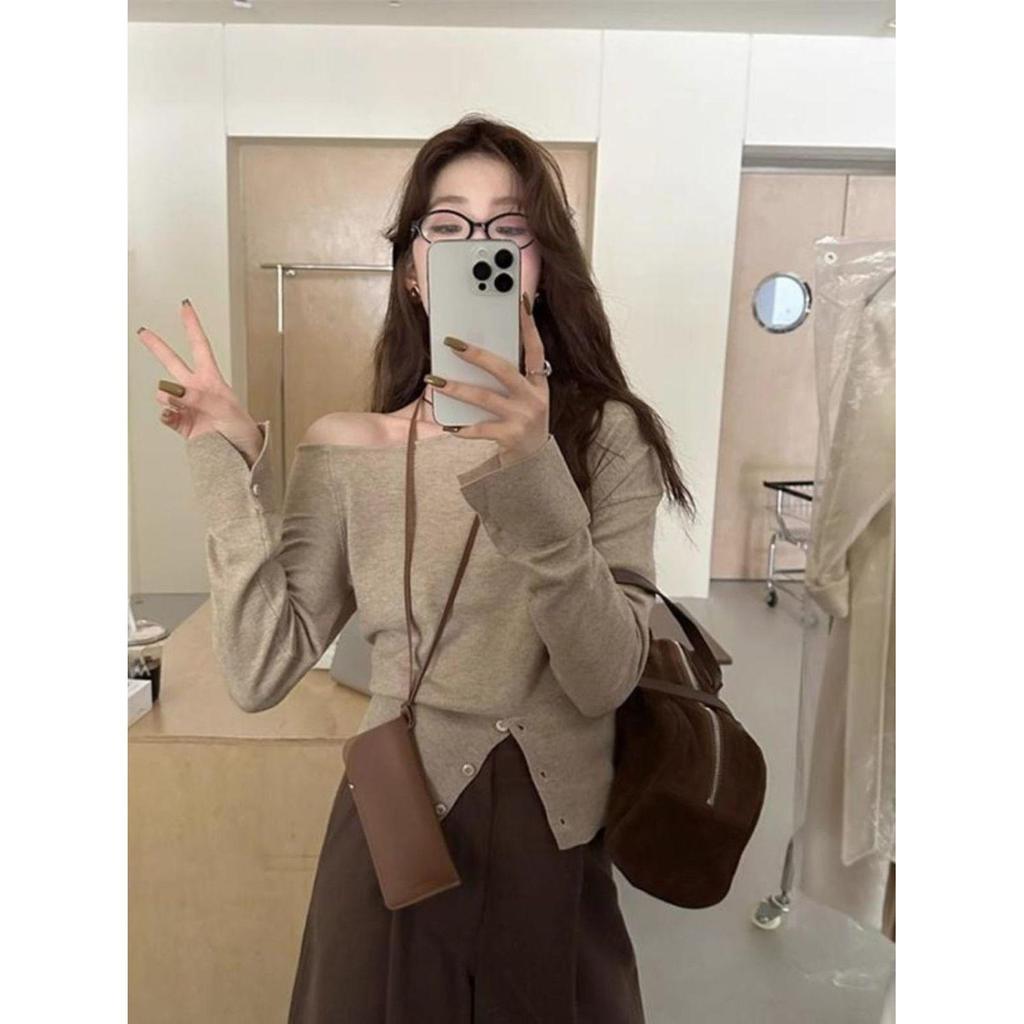 Design Sense Slanted Off-Shoulder Knit Top: Women's Slimming Long Sleeve, Autumn/Winter Collection, Small Size, Elegant and Versatile Fashion