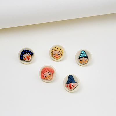 Boucles d'oreilles Cartoon Mignonnes Boucles d'oreilles Puces Fille Originales Visage de Poupée en Résine Boucles d'oreilles Simples pour Femmes