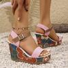 2025 neue europäische und amerikanische Mode bedruckte runde Zehenpartie Ein-Wort-Schnalle Damen Freizeitschuhe Übergröße Keilsandalen